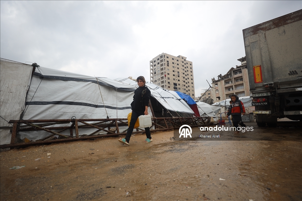 Gazze’de sahil kesimindeki çadır kamplarında içme suyu krizi derinleşiyor
