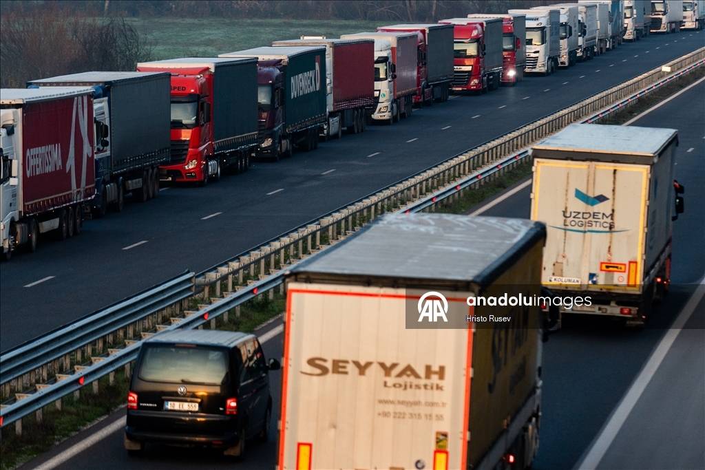 Bulgaristan'ın Kapitan Andreevo sınır kapısında 15 kilometrelik tır kuyruğu