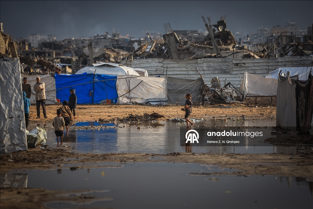 В Газе из-за сильных дождей затопило палатки, в которых проживали люди, чьи дома были разрушены в результате израильских атак