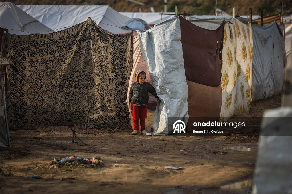 В Газе из-за сильных дождей затопило палатки, в которых проживали люди, чьи дома были разрушены в результате израильских атак