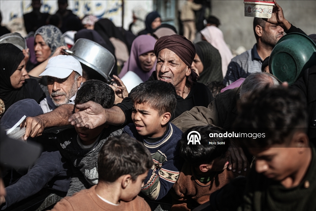 Палестинцам в Газе раздают горячую пищу