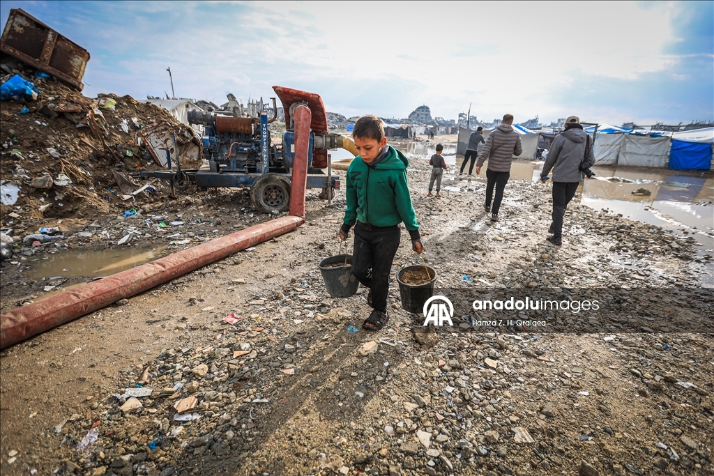 В Газе из-за сильных дождей затопило палатки, в которых проживали люди, чьи дома были разрушены в результате израильских атак