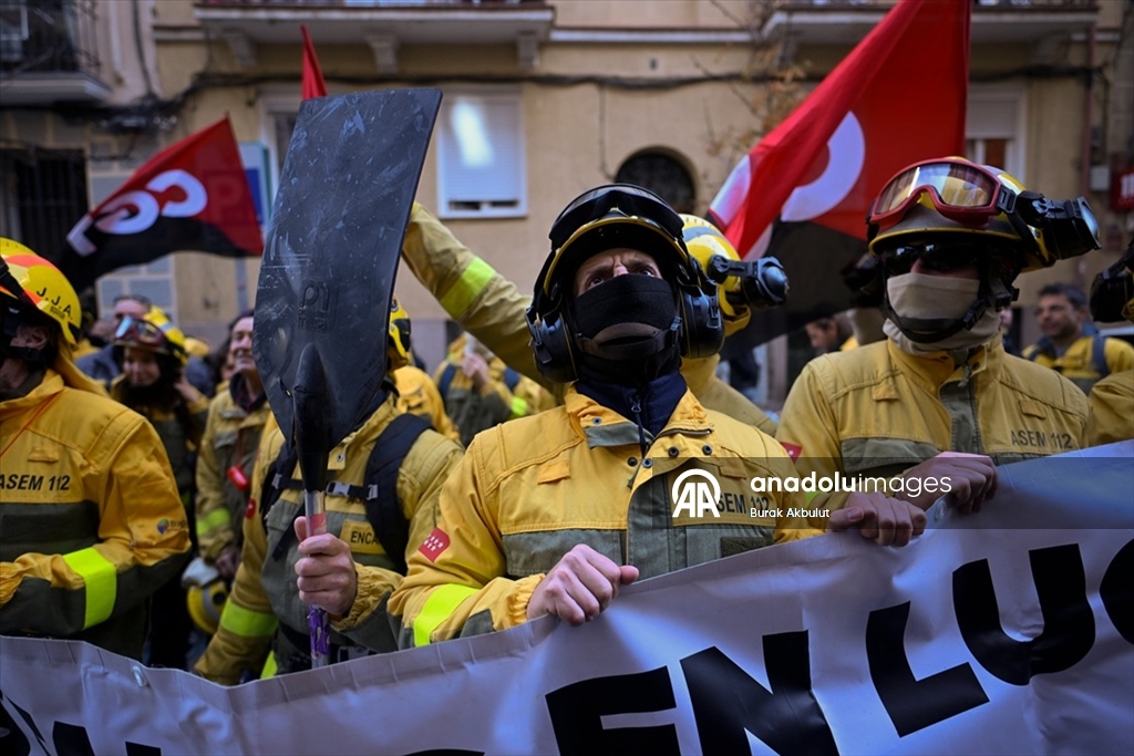 Madrid'de orman itfaiyecilerinin gösterisine polis müdahale etti