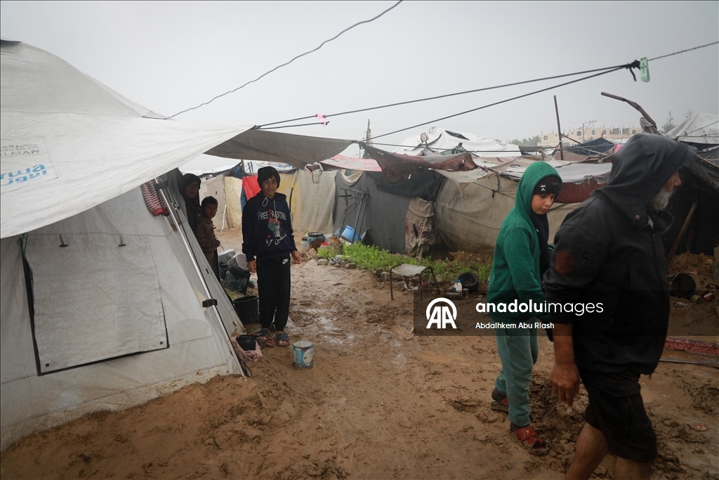 لليوم الثاني.. غرق مئات خيام النازحين بغزة إثر أمطار غزيرة