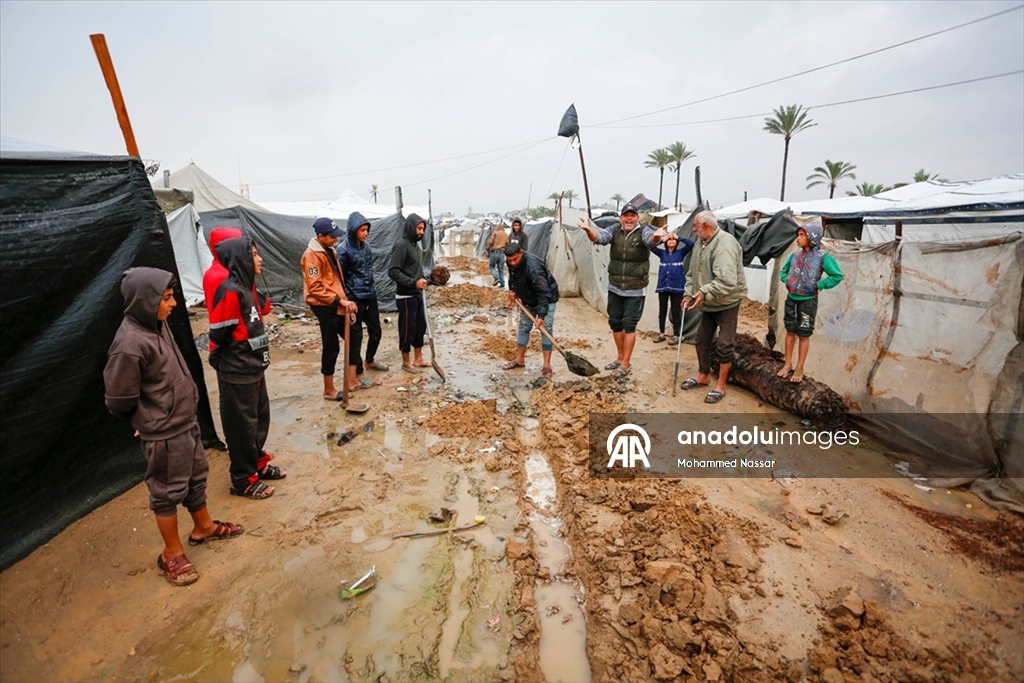 Gazze'de yüzlerce çadır yoğun yağış nedeniyle sular altında kaldı