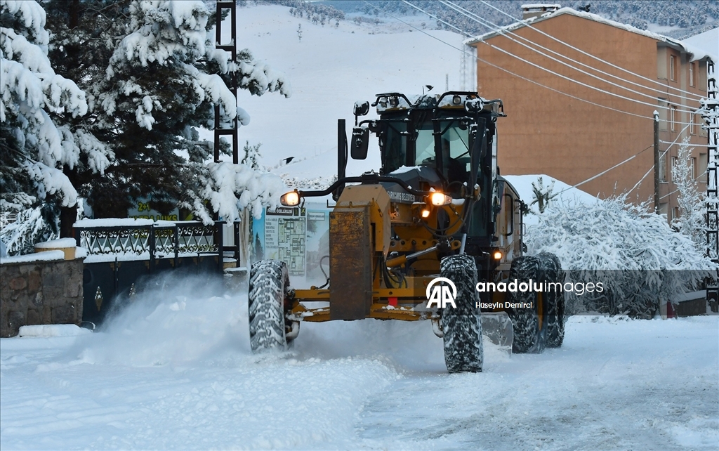 Kars'ın Sarıkamış ilçesinde kar yağışı ve soğuk hava etkili oldu