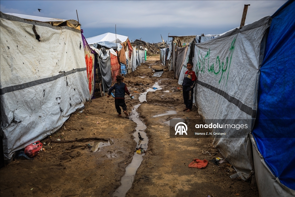 В Газе из-за сильных дождей затопило палатки, в которых проживали люди, чьи дома были разрушены в результате израильских атак