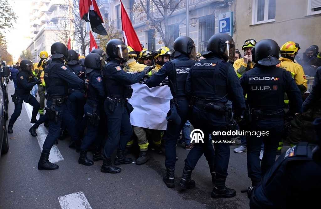 Madrid'de orman itfaiyecilerinin gösterisine polis müdahale etti