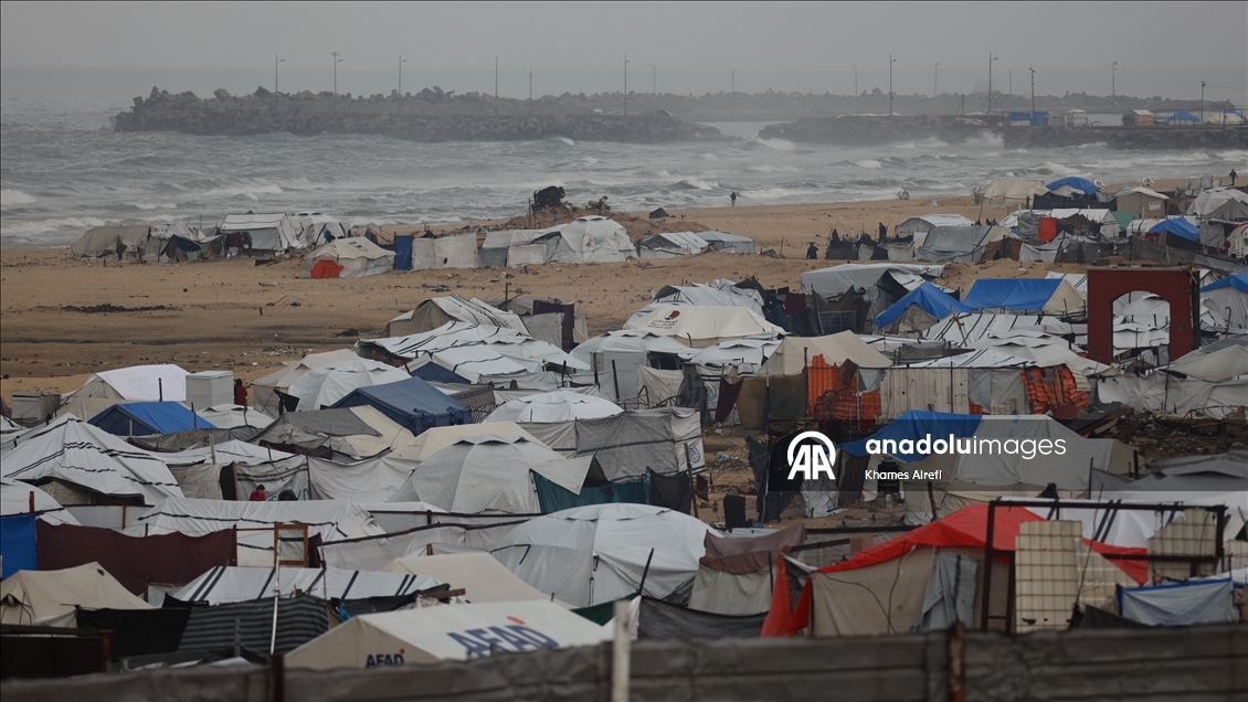 Gazze’de deniz kıyısındaki çadır kamplarını sel vurdu