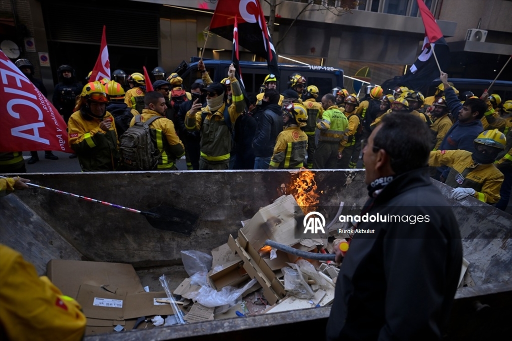 Madrid'de orman itfaiyecilerinin gösterisine polis müdahale etti