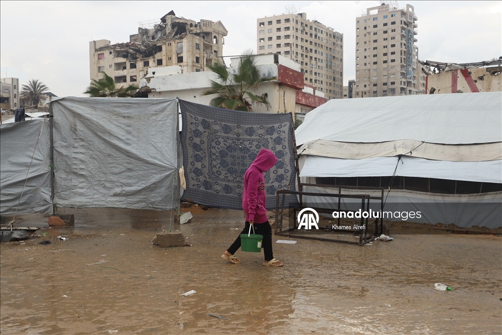 Gazze’de sahil kesimindeki çadır kamplarında içme suyu krizi derinleşiyor