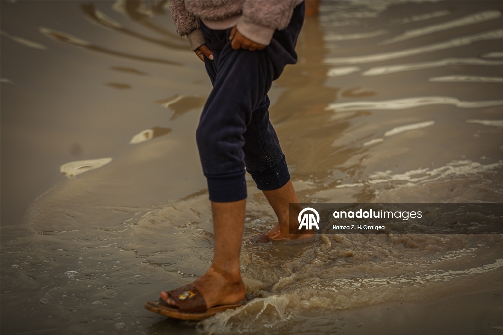 В Газе из-за сильных дождей затопило палатки, в которых проживали люди, чьи дома были разрушены в результате израильских атак