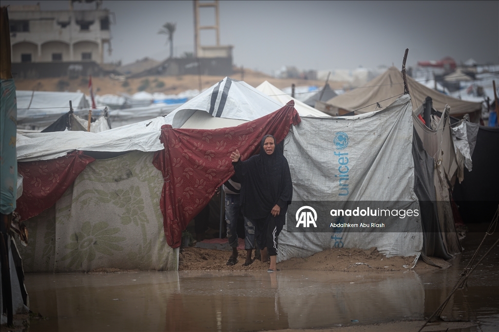 لليوم الثاني.. غرق مئات خيام النازحين بغزة إثر أمطار غزيرة