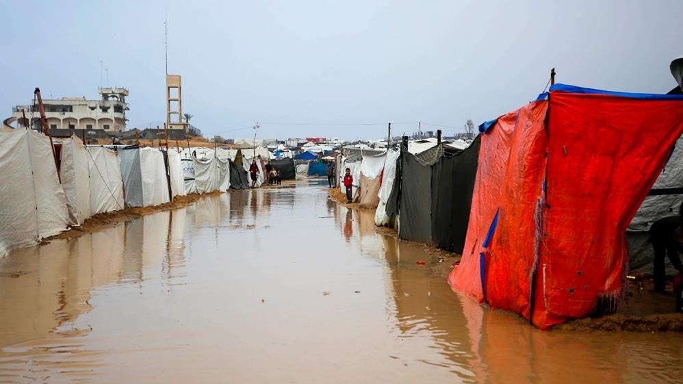 Gazze'de sağanak yağış nedeniyle Filistinlilerin çadırları sular altında kaldı