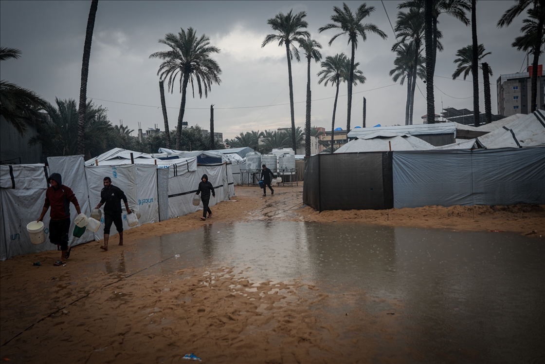 غزة.. غرق آلاف خيام النازحين الفلسطينيين جراء أمطار غزيرة