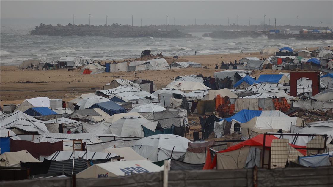 Gazze’de deniz kıyısındaki çadır kamplarını sel vurdu