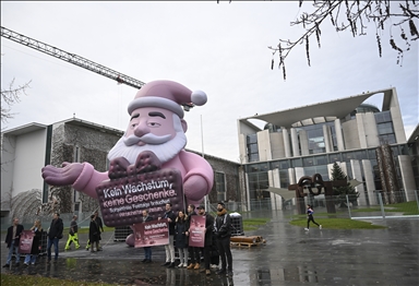 В Берлине прошла акция протеста против экономического роста с участием макета Санта-Клауса