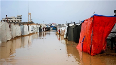 Gazze'de sağanak yağış nedeniyle Filistinlilerin çadırları sular altında kaldı