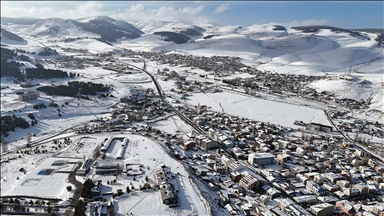 Kars'ın Sarıkamış ilçesinde kar yağışı ve soğuk hava etkili oldu