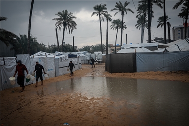 غزة.. غرق آلاف خيام النازحين الفلسطينيين جراء أمطار غزيرة