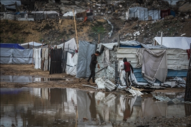В Газе из-за сильных дождей затопило палатки, в которых проживали люди, чьи дома были разрушены в результате израильских атак