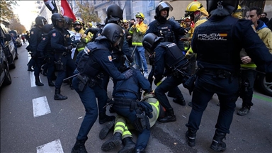 Madrid'de orman itfaiyecilerinin gösterisine polis müdahale etti