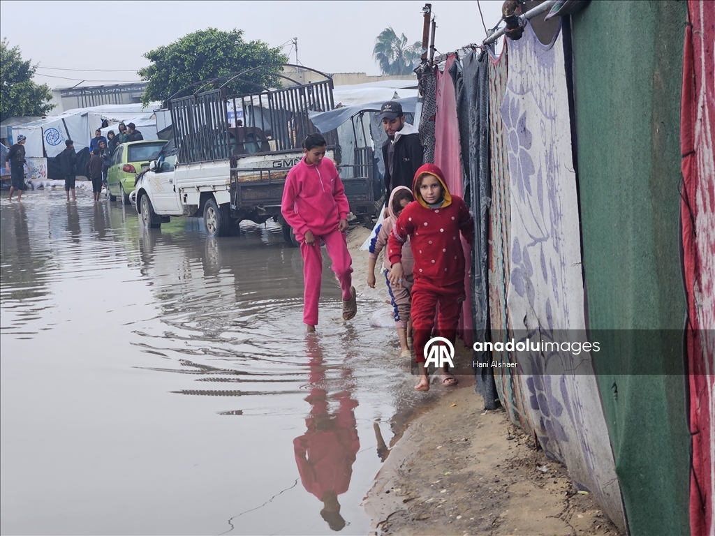 В Газе из-за проливных дождей палатки палестинцев оказались под водой