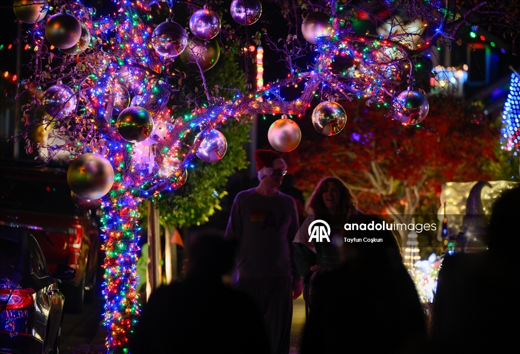 Город Сан-Карлос в Калифорнии украшен на фоне приближающегося Рождества