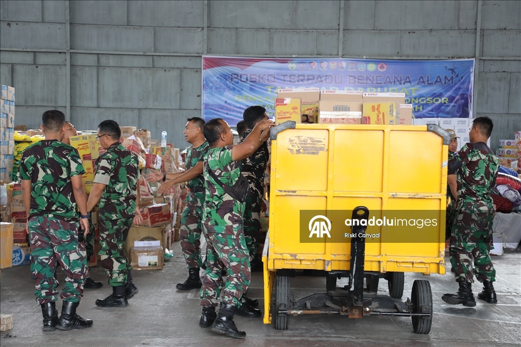 В Индонезии Национальные вооруженные силы доставляют гуманитарную помощь пострадавшим от наводнения
