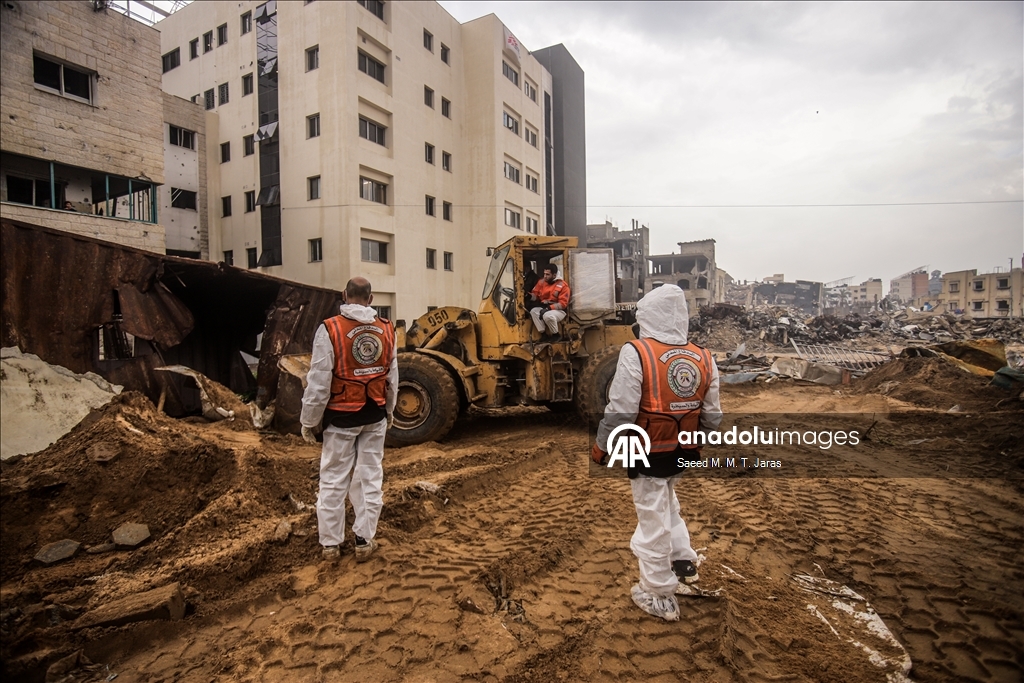 Продолжаются работы по извлечению тел палестинцев, которые были похоронены на территории больницы Шифа