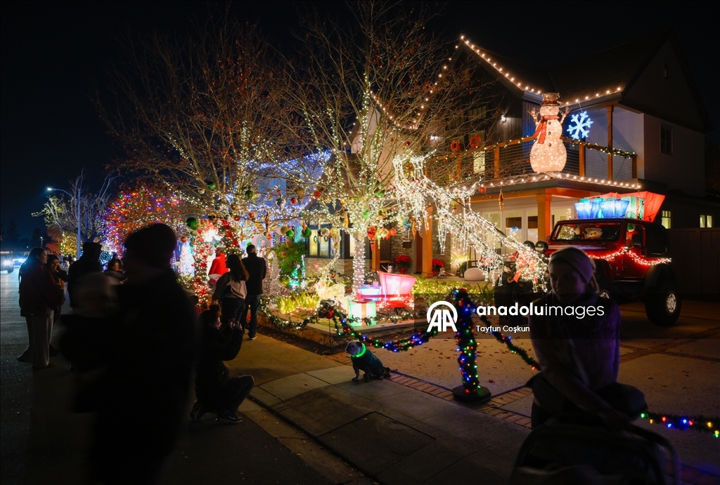 Город Сан-Карлос в Калифорнии украшен на фоне приближающегося Рождества