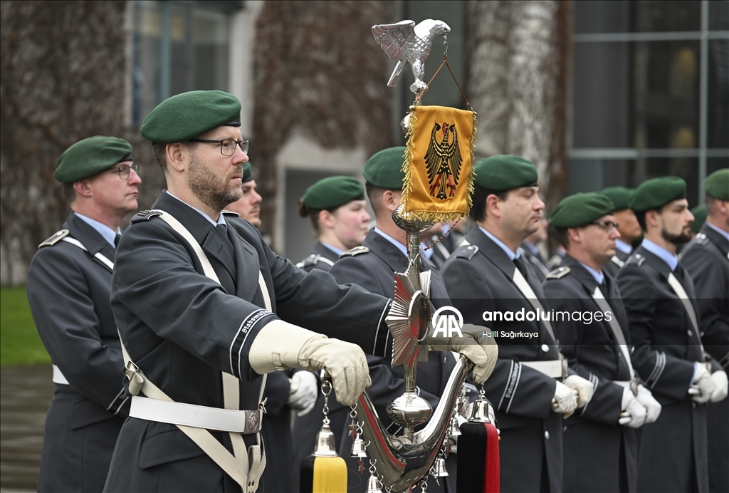 Немецкие солдаты участвуют в официальных церемониях