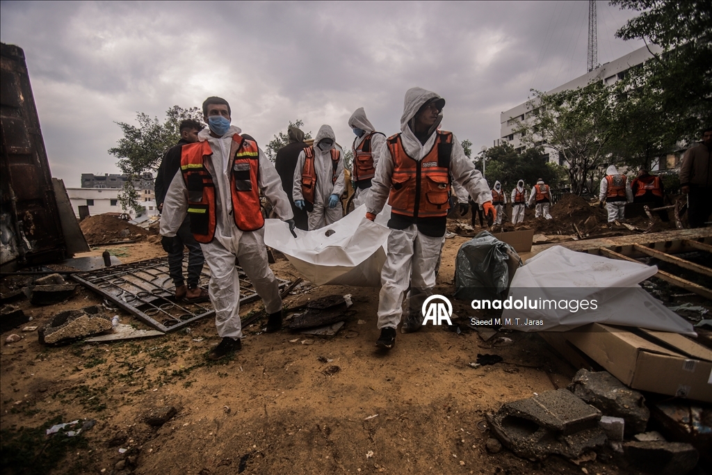 Продолжаются работы по извлечению тел палестинцев, которые были похоронены на территории больницы Шифа
