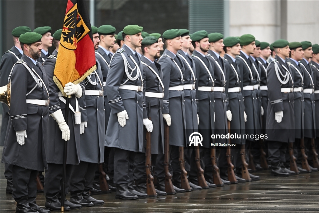 Немецкие солдаты участвуют в официальных церемониях