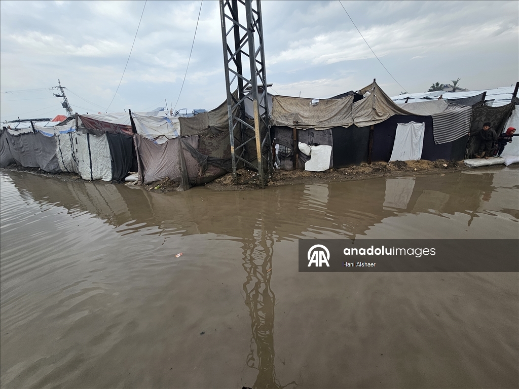 В Газе из-за проливных дождей палатки палестинцев оказались под водой