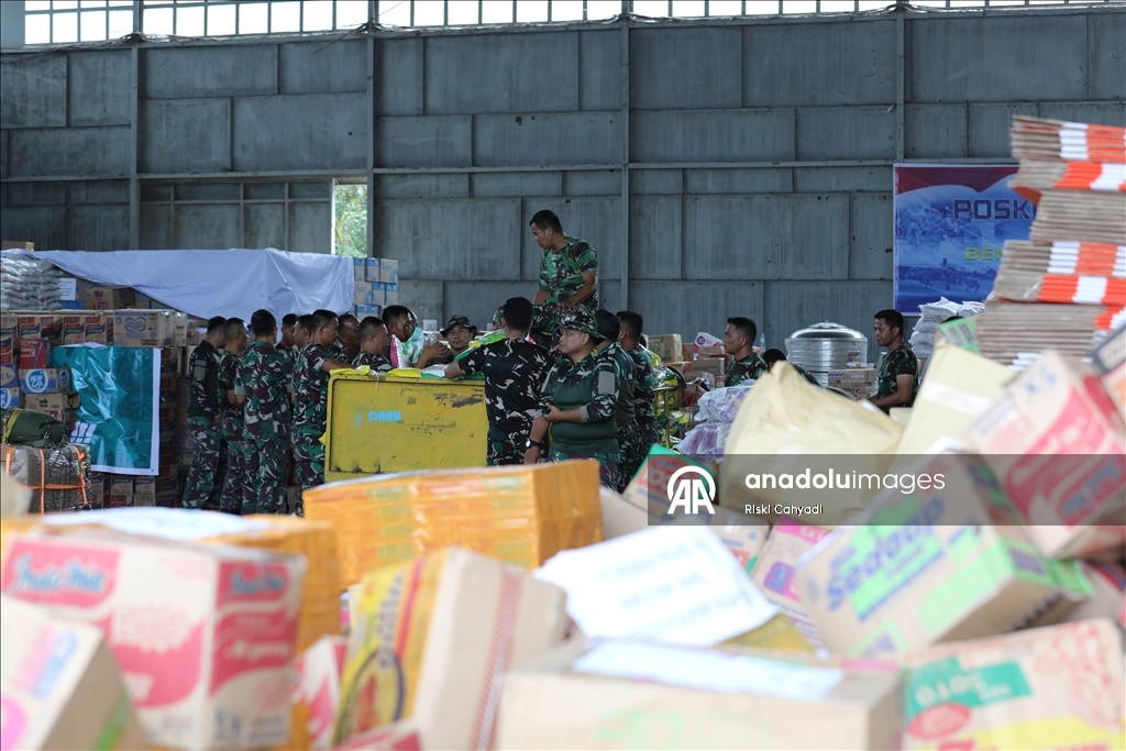 В Индонезии Национальные вооруженные силы доставляют гуманитарную помощь пострадавшим от наводнения
