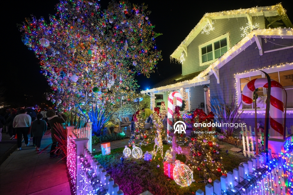 Город Сан-Карлос в Калифорнии украшен на фоне приближающегося Рождества