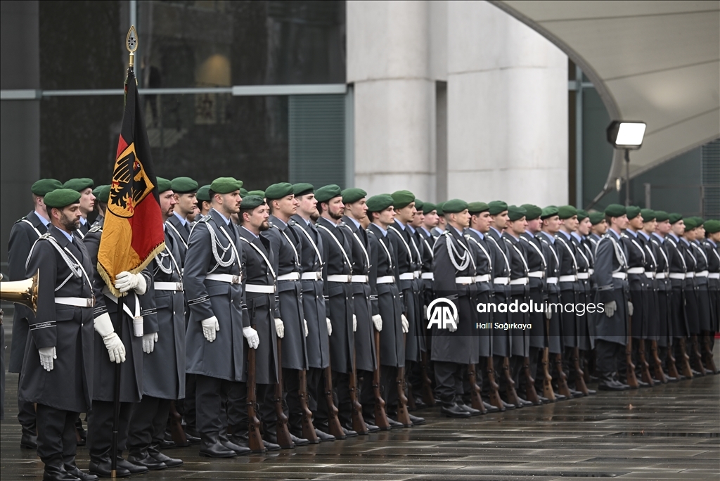 Немецкие солдаты участвуют в официальных церемониях