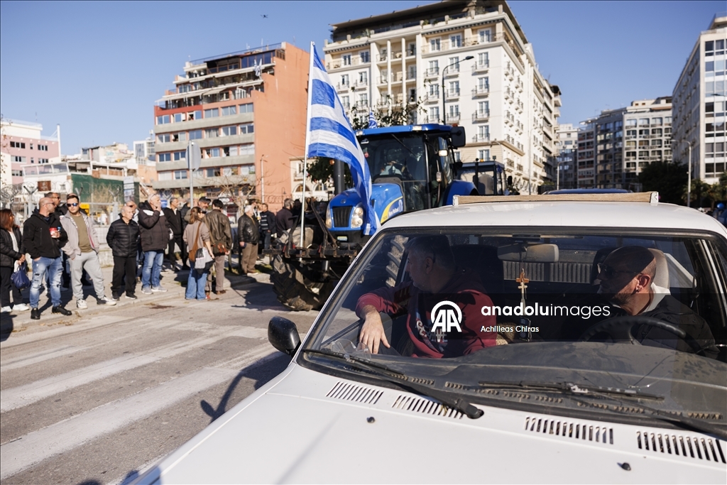 Yunanistan'daki çiftçiler Selanik Limanı'nda traktörleriyle protesto gösterisi düzenledi