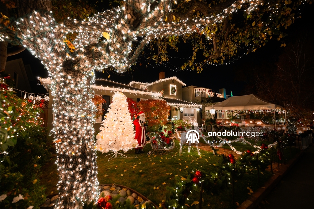 Город Сан-Карлос в Калифорнии украшен на фоне приближающегося Рождества