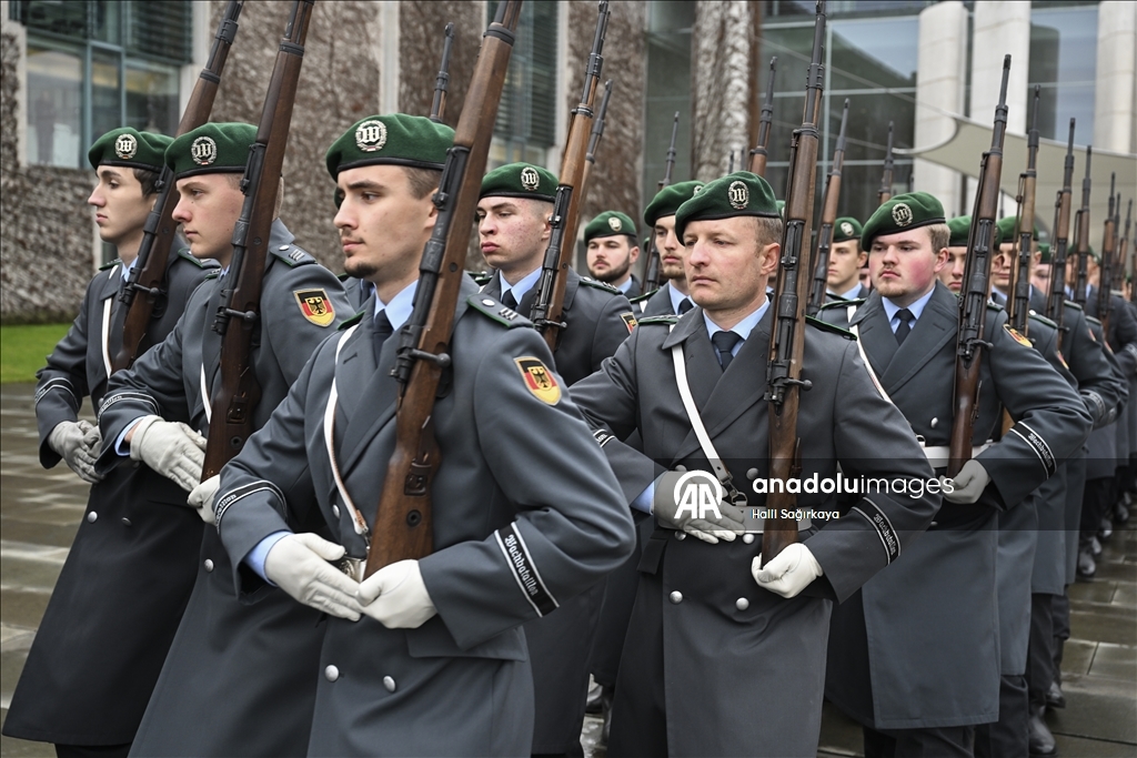 Немецкие солдаты участвуют в официальных церемониях