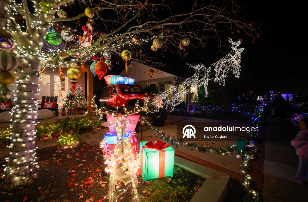 Город Сан-Карлос в Калифорнии украшен на фоне приближающегося Рождества