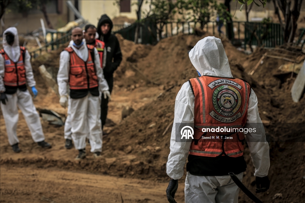 Продолжаются работы по извлечению тел палестинцев, которые были похоронены на территории больницы Шифа