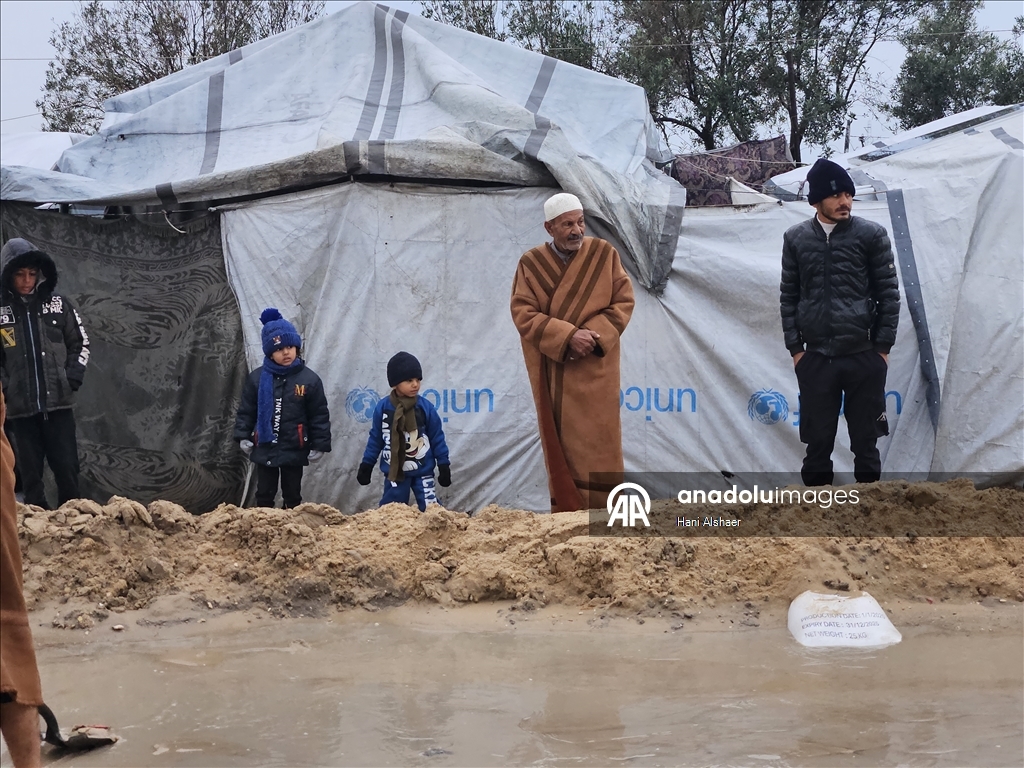 В Газе из-за проливных дождей палатки палестинцев оказались под водой