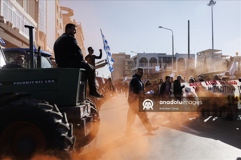 Yunanistan'daki çiftçiler Selanik Limanı'nda traktörleriyle protesto gösterisi düzenledi