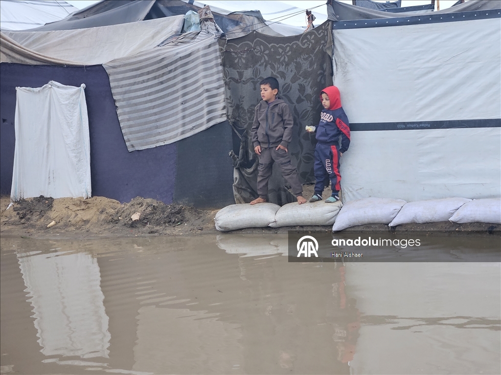 В Газе из-за проливных дождей палатки палестинцев оказались под водой
