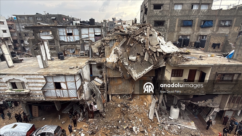 Gazze'de şiddetli yağış nedeniyle çöken binada arama kurtarma çalışmaları sürüyor