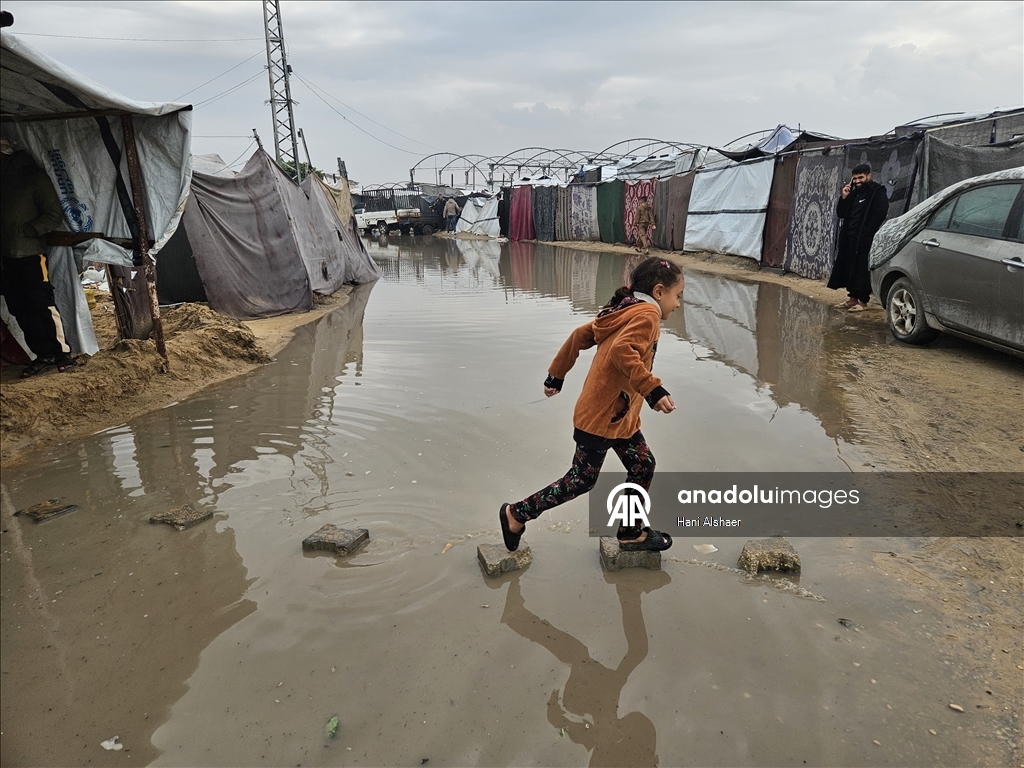 В Газе из-за проливных дождей палатки палестинцев оказались под водой