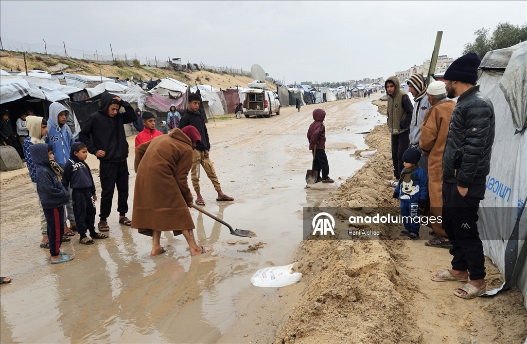 В Газе из-за проливных дождей палатки палестинцев оказались под водой