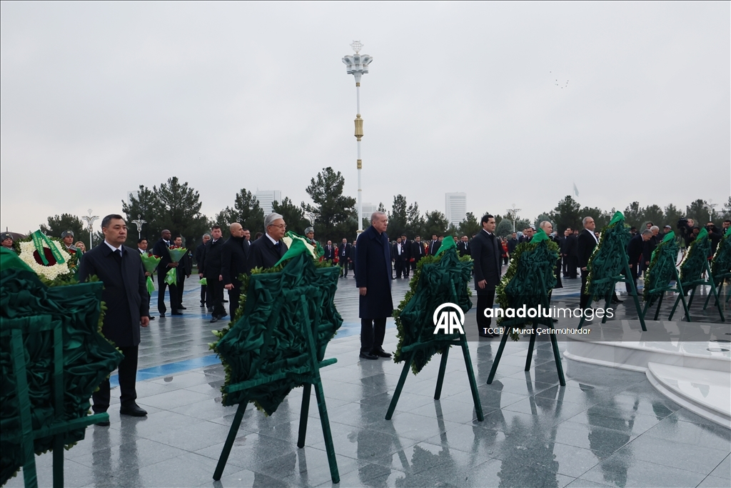 Президент Эрдоган принял участие в церемонии возложения венка к Монументу нейтралитета в Ашхабаде